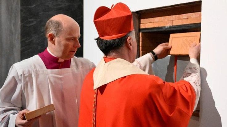I mattoni con lo stemma papale, lo scrigno e la chiave: ecco come vengono murate le porte sante