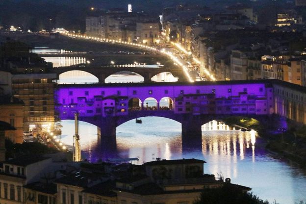 La Fiorentina compie 90 anni e il Ponte Vecchio si tinge di viola