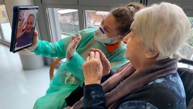 Le lettere di Natale nelle case di riposo: "Una bambola, cioccolatini, un amplificatore. E i regali arrivano dagli sconosciuti"