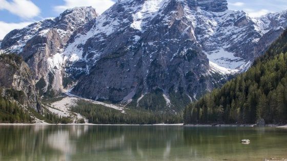 Alto Adige, sindaco ed ex assessora a giudizio per il posteggio a Braies per i fan della serie tv