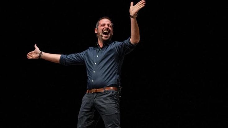 Filippo Caccamo al Lirico: “Le mie battute le ascolto, ora vi faccio ridere con l’arte”