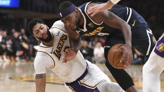 Basket, Nba: non c'è LeBron, terza sconfitta di fila per i Lakers. Super-Toronto, rimonta 30 punti a Dallas