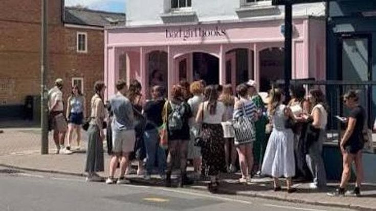 La libreria romantasy che conquista Oxford, quella “gialla” a Cambridge: il bookstore è di nicchia