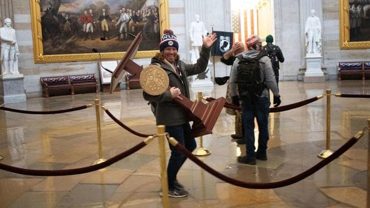 Adam Johnson scende in politica, nell’assalto a Capitol Hill portò via il podio della speaker Pelosi