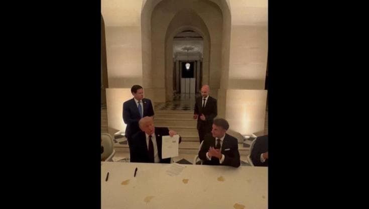 Versailles, Trump firma la copia cartacea del Memorandum di pace: "Questa non è una cosa facile"