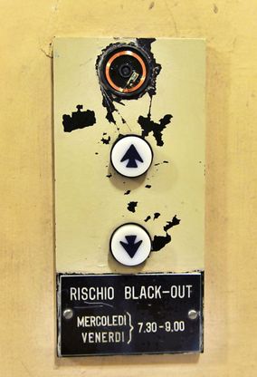 ll cartello dell'ente avvisa "Attenzione ai black out", ma l'emergenza era trent'anni fa
