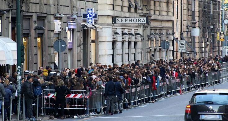 Genova, ragazzine in estasi per Benji&Fede alla Mondadori