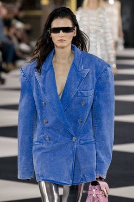 Le giacche denim anni '90 sono il tormentone di questa primavera  