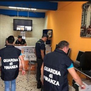 Coronavirus, Torino: denunciato gestore centro scommesse aperto nonostante i divieti 