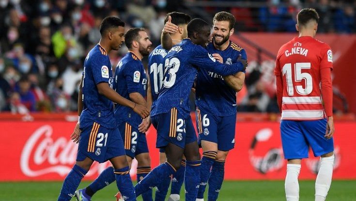 Liga, il Real vola a Granada e prende la vetta