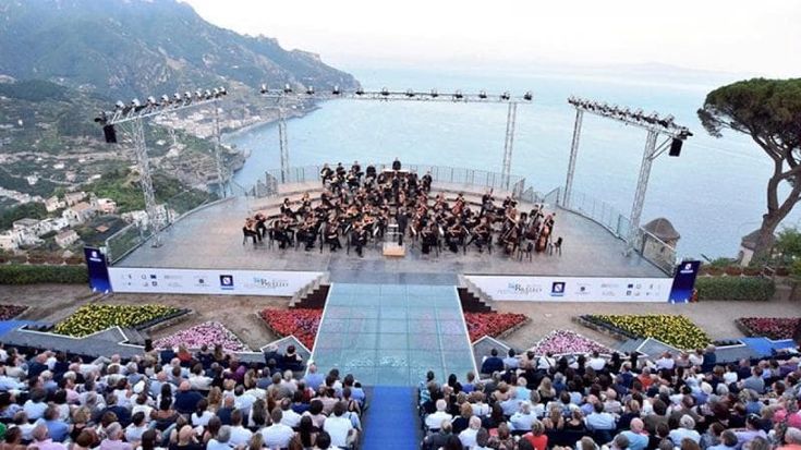 Lo scontro Fitto – De Luca sui fondi blocca teatri e concerti: fermi Campania festival, Ravello e Un’Estate da Re