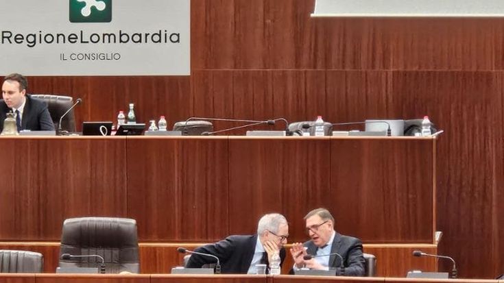 Tensione Bertolaso-FdI, le opposizioni: “Liti per il potere”. Fontana: “Il caldo fa brutti scherzi”