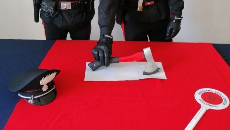 Parma, 22enne minacciata con un'accetta mentre recupera gli effetti personali a casa dell'ex 