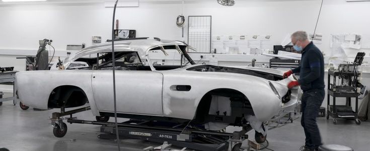 Torna l’auto di James Bond: solo 25 esemplari e gli stessi trucchi dei film