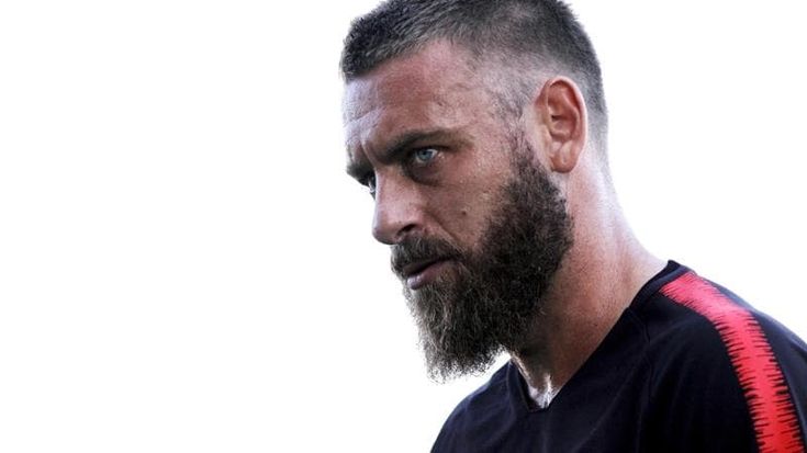De Rossi nuovo allenatore della Roma dopo l’esonero di Mourinho. “Emozionato, grazie Friedkin”. Primo allenamento e notte a Trigoria