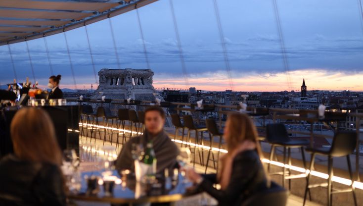 Milano in terrazza: il nuovo The Roof guarda verso Ovest su un panorama impensabile di cupole e campanili