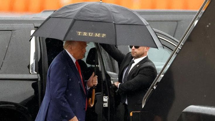 Trump di nuovo arrestato e rilasciato: “Un’altra incriminazione e vinco le elezioni”
