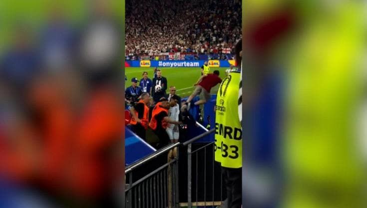 Euro 2024, follia per un selfie con Cristiano Ronaldo: il tifoso vola dalle scale