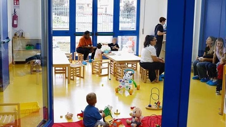 “Deve venire a prendere suo figlio”. Nidi senza educatrici: uscite anticipate e genitori furiosi