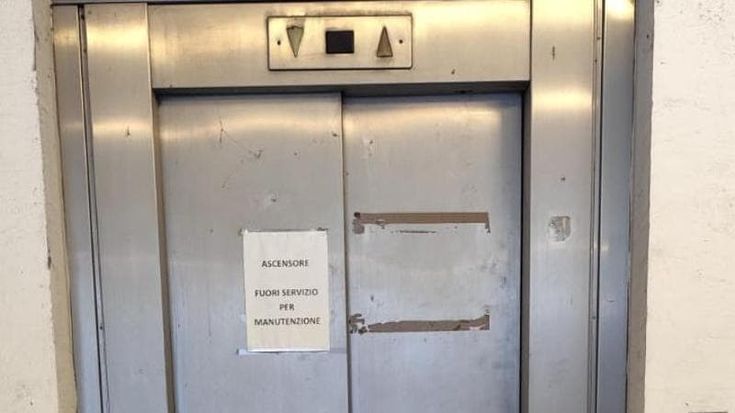 Ascensori fuori uso e scale mobili rotte, l’odissea infinita dei passeggeri della metropolitana