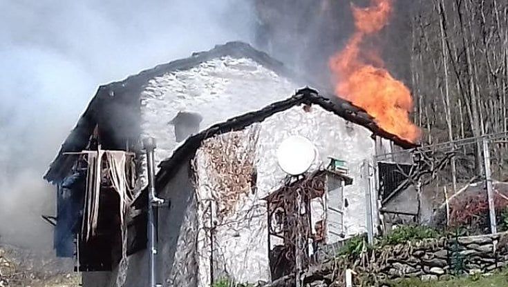 In fiamme la cascina di Francesca e Loic, "pionieri" che hanno ridato vita a un borgo alpino: gara di solidarietà