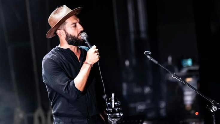 Vasco Brondi sul lago: canzoni immersi nella natura tra gli alberi e le poesie di Wislawa Szymborska