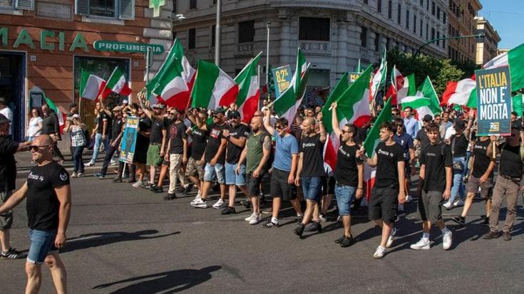 Al corteo pro remigrazione braccia tese e cori per il duce