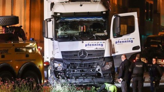 Germania, camion rubato finisce su 8 auto davanti al tribunale. Non si esclude la pista terroristica