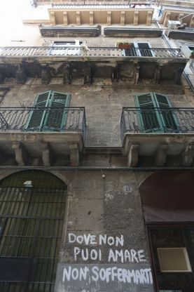 Quei poeti clandestini che spargono bellezza sui muri