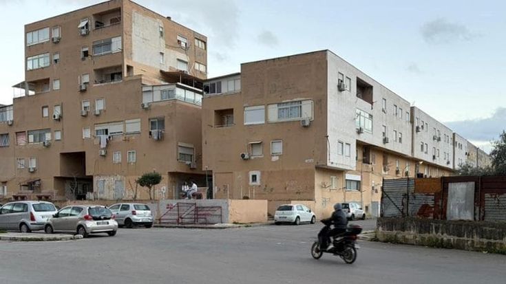 I baby pusher attorno alla chiesa dello Zen e le mamme impaurite. “Meglio restare a casa”