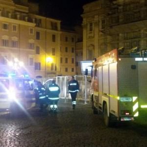 Ladro di monetine armato di coltello si arrampica sulla fontana di Trevi: preso