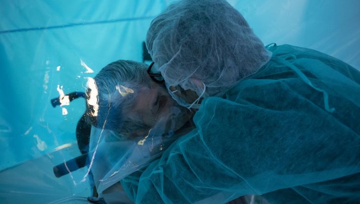 Covid, "i miei scatti nella stanza degli abbracci di Avellino, dove esplodono le emozioni"