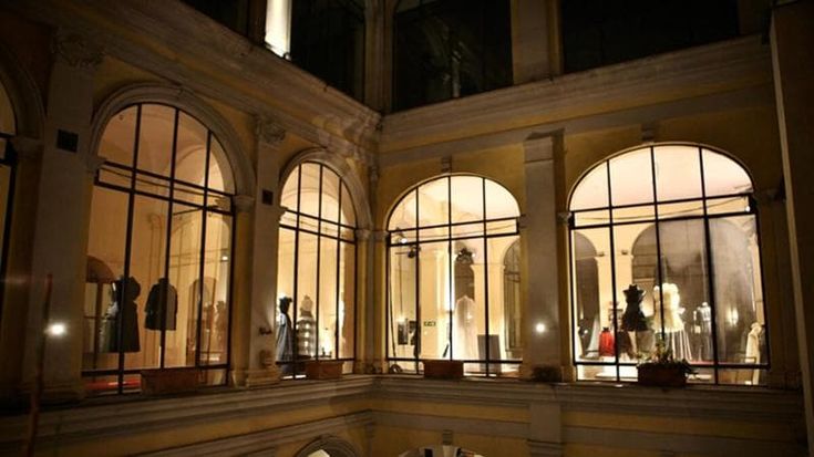 Abiti e laboratori: viaggio nel tempo attraverso la moda