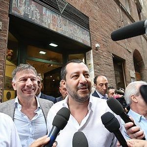 Salvini: "Invito Saviano in Calabria". Ma lo attacca sui social. La replica: "Lascio le passerelle ai politici piccoli"