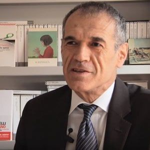 Cottarelli: "Italia resta vulnerabile, duro ridurre il deficit con flat tax e riforma pensioni"