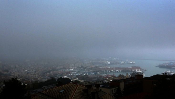 Genova quelle nuvole basse che stendono un velo di nebbia sulla città