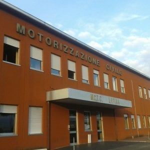 Latina, all'esame di guida con le cuffiette: scoperta truffa alla Motorizzazione