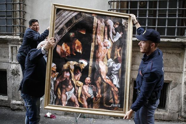 Renzi porta in salvo Berlusconi sulle spalle: vicino al Nazareno nuova opera di street art