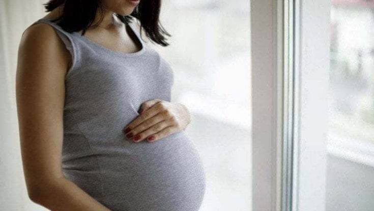 Il reato di maternità surrogata: com'è punito in Italia, cosa vuole fare la destra e le controproposte della sinistra