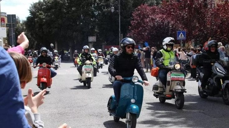 Pontedera festeggia 80 anni di Vespa: mostre e due cortei sulle colline della provincia di Pisa