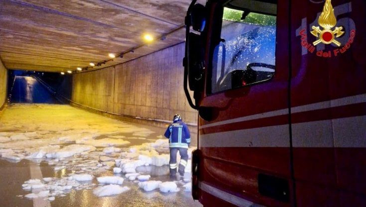 Pioggia e grandine si abbattono sul Varesotto: strade come torrenti e alberi caduti, oltre cento interventi dei vigili del fuoco