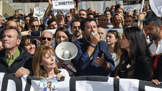 A Roma derby Lega-Sardine. Salvini: "Torneremo a vincere. Conte invece di comprare senatori pensi all'economia"