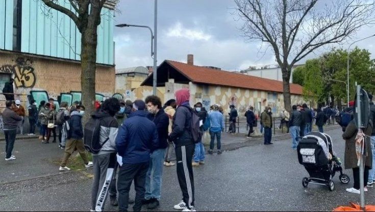 Permesso di soggiorno come un miraggio: “Passo la vita tra posta e questura”