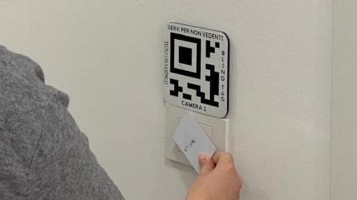 A Napoli il primo B&b per non vedenti. Dal microonde parlante ai Qr “da noi nessuna barriera”