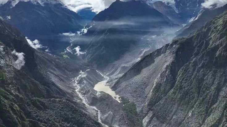 Nepal, il lago creato dal ghiacciaio cresce e rischia di esondare. I soccorsi procedono con cautela
