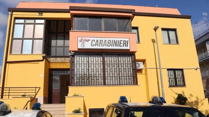 Sfigura a pugni il volto della compagna per un commento sui social, arrestato trentacinquenne