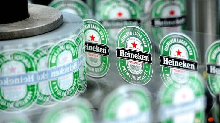Heineken, fino a 6mila licenziamenti nei prossimi due anni: il titolo balza del 3,9% ad Amsterdam