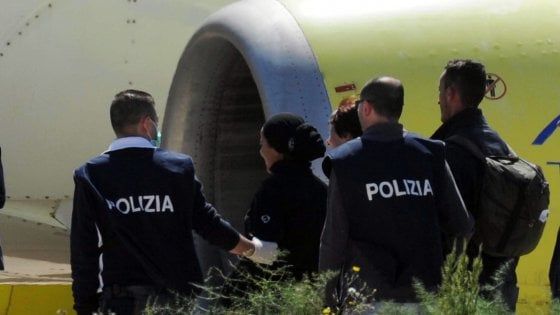 Migranti, Salvini blocca i charter dei migranti rimandati indietro dalla Germania
