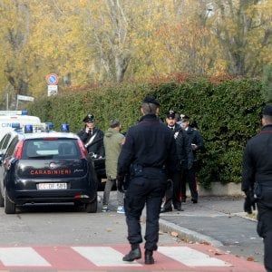 Pugni e bastonate alla moglie davanti alla figlia: Reggio Emilia, uomo arrestato