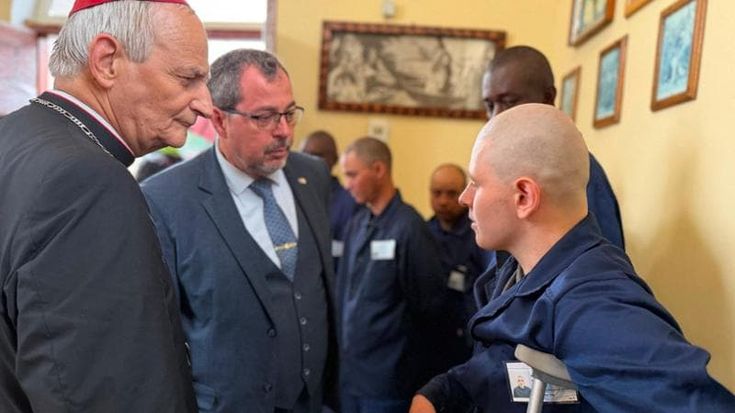 Il cardinale Zuppi torna in Ucraina e visita una prigione per soldati russi